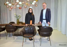 Nicole Berendsen en Sander de Geus tonen de nieuwe stoelencollectie van FreiFrau. Later deze week volgt op Wonen360 nog een artikel over dit nieuwe concept.